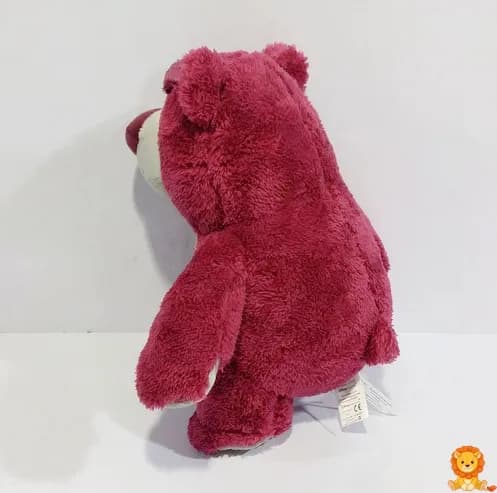 Grande peluche Lotso de color rosa, con expresión sonriente y textura suave, perfecto para abrazar y coleccionar, ideal para fans de Toy Story de todas las edades. - View 3