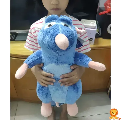 Grande peluche Ratatouille, vestido con su traje de chef, sosteniendo una cuchara, con una expresión amigable y detalles bordados de alta calidad. - View 4
