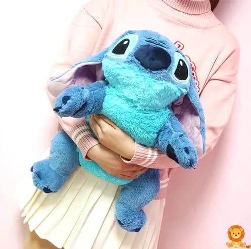 Μεγάλο λούτρινο Stitch, απαλό και αγκαλιάρικο, με τα χαρακτηριστικά μεγάλα αυτιά και τα μεγάλα μάτια, ιδανικό για αγκαλιές και διακόσμηση. - View 2