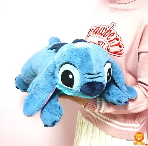 Μεγάλο λούτρινο Stitch, απαλό και αγκαλιάρικο, με τα χαρακτηριστικά μεγάλα αυτιά και τα μεγάλα μάτια, ιδανικό για αγκαλιές και διακόσμηση. - View 3