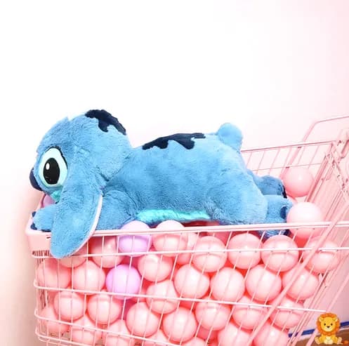 Μεγάλο λούτρινο Stitch, απαλό και αγκαλιάρικο, με τα χαρακτηριστικά μεγάλα αυτιά και τα μεγάλα μάτια, ιδανικό για αγκαλιές και διακόσμηση. - View 4