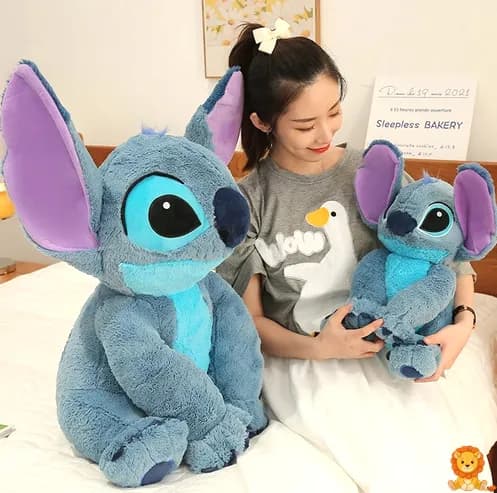 사랑스러운 대형 스티치 봉제인형, 크고 파란색, 껴안기 좋은 봉제 소재로 만들어졌으며, 밝은 눈과 사랑스러운 표정이 특징입니다. - View 3