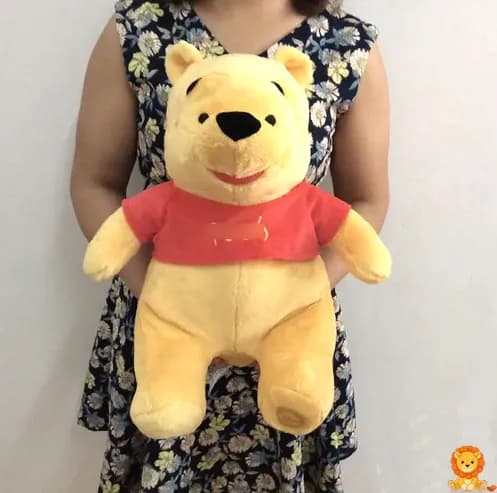 Großer Winnie Puuh Plüsch, sitzend, mit freundlichem Gesichtsausdruck, aus superweichem, hochwertigem Material, ideal zum Kuscheln und Liebhaben. - View 2