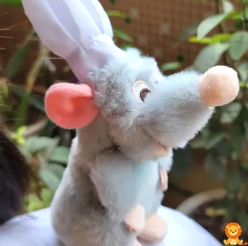 Peluche de Ratatouille Rémy con imanes, ideal para decorar o jugar. Rémy lleva su gorro de chef y una expresión amigable. - View 3