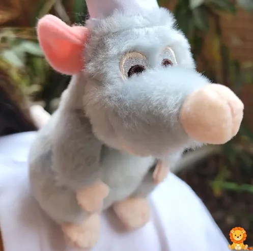 Peluche de Ratatouille Rémy con imanes, ideal para decorar o jugar. Rémy lleva su gorro de chef y una expresión amigable. - View 4