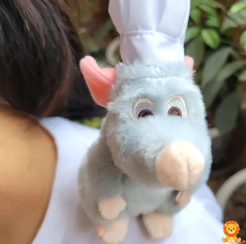 Peluche de Ratatouille Rémy con imanes, ideal para decorar o jugar. Rémy lleva su gorro de chef y una expresión amigable. - View 2