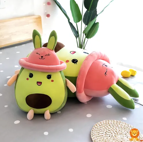 Şapkalı sevimli avokado peluş, 26cm, 60cm ve 90cm boyutlarında seçenekler, yumuşak dokusu ve sevimli şapkası ile mükemmel bir hediye. - View 3