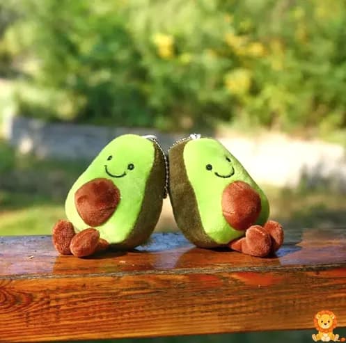 Sevimli avokado anahtarlık peluş, küçük boy, yeşil ve kahverengi renklerde, anahtarları veya çantayı süslemek için ideal. - View 2