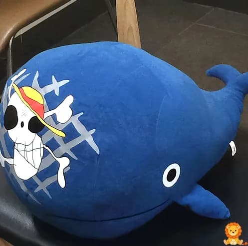 בובת לוויתן Laboon One Piece רכה וחמודה, בעיצוב ייחודי מסדרת וואן פיס, עשויה מחומרים איכותיים ונעימים למגע, מושלמת לחיבוקים ושינה. - View 3