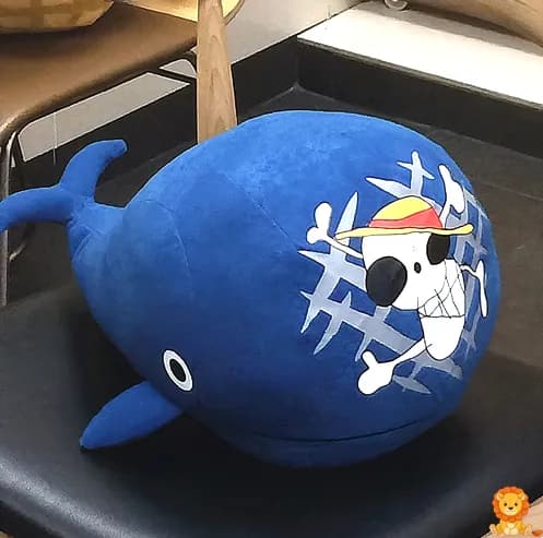 בובת לוויתן Laboon One Piece רכה וחמודה, בעיצוב ייחודי מסדרת וואן פיס, עשויה מחומרים איכותיים ונעימים למגע, מושלמת לחיבוקים ושינה. - View 4