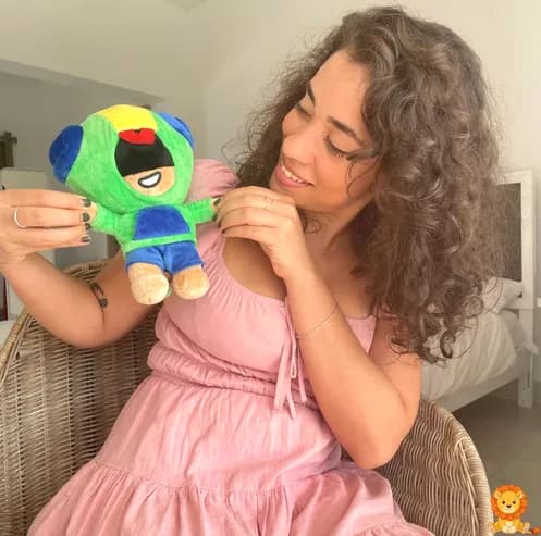 Brawl Stars karakteri Léon'un detaylı ve yüksek kaliteli peluş oyuncak versiyonu. Yumuşak malzemeden yapılmış, canlı renklere sahip ve orijinal lisanslı. - View 4