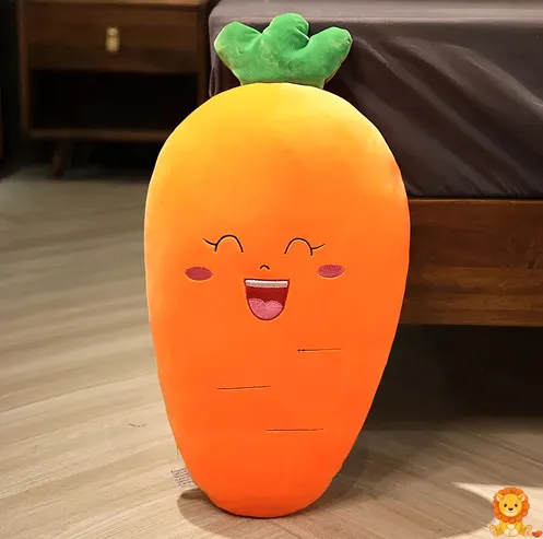 Smilende gulerod plyslegetøj med broderede øjne og et stort smil, lavet af blødt, orange stof med grønne plys blade, perfekt til kram og dekoration. - View 6