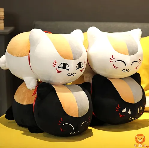 Nyanko Sensei musta kissa pehmolelu istumassa, pehmeä ja laadukas materiaali, eri kokoja saatavilla, täydellinen lahja anime-faneille. - View 2