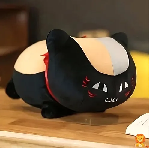 Nyanko Sensei musta kissa pehmolelu istumassa, pehmeä ja laadukas materiaali, eri kokoja saatavilla, täydellinen lahja anime-faneille. - View 4