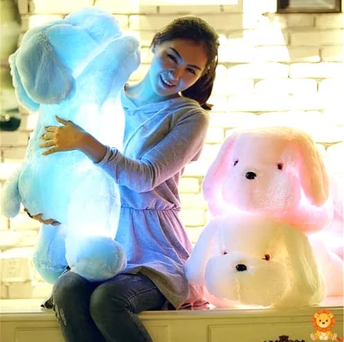 부드러운 흰색 털을 가진 빛나는 강아지 인형, 어두운 곳에서 은은하게 빛을 내며 편안한 표정을 짓고 있습니다. 아이들의 수면을 돕는 완벽한 친구입니다. - View 3