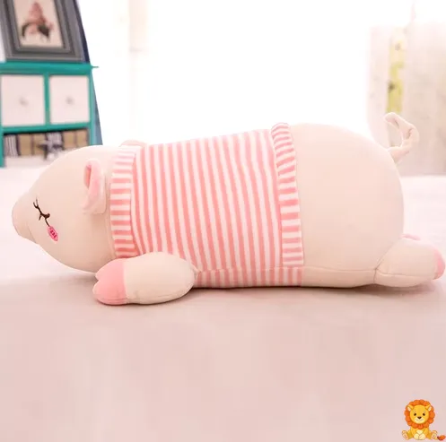 Entzückendes Plüschschwein mit weichem rosa Fell und einer kleinen rosa Schleife um den Hals, liegend auf einer weichen Decke. Perfekt zum Kuscheln und Liebhaben. - View 2