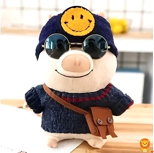 Entzückendes Plüschschwein mit einer gelben Smiley-Mütze, weiches rosa Fell, lächelndes Gesicht, ideal zum Kuscheln und Spielen. - View 2