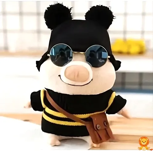 Entzückendes Schweinchen Plüschtier mit rosa Haut und einem gelb-schwarz gestreiften Bienen-Pullover, das fröhlich lächelt und zum Kuscheln einlädt. - View 2