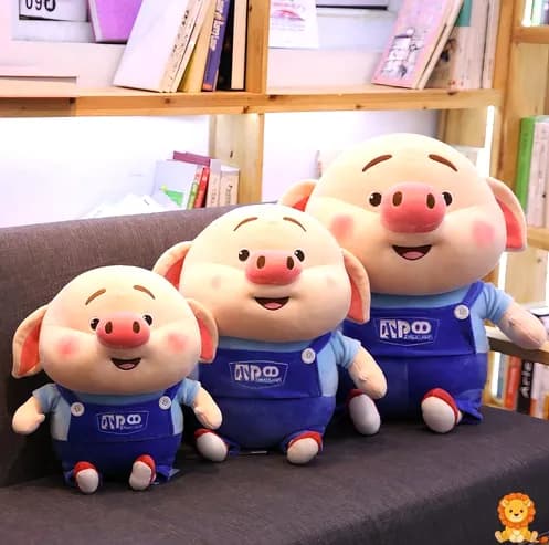 Plüsch Schwein Handwerker mit blauem Overall, Werkzeugkasten und freundlichem Gesichtsausdruck, verschiedene Größen erhältlich. - View 2