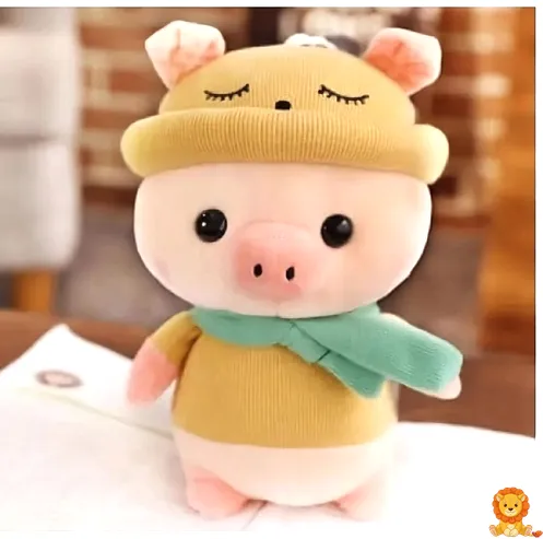 Entzückendes Stoffschwein im gelben Outfit, kuschelig weich, mit liebevollen Details und strahlenden Augen, perfekt zum Liebhaben und Spielen. - View 2