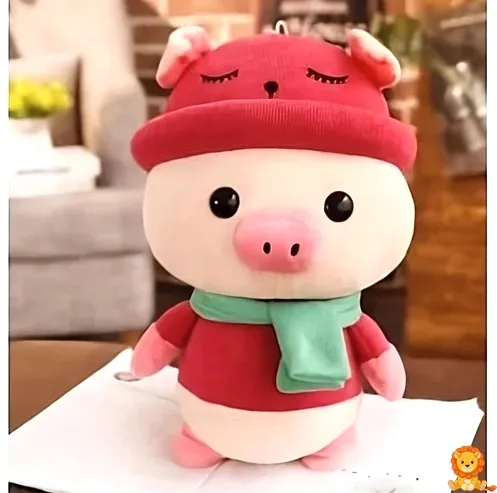 Entzückendes Plüschschwein in rotem Outfit, 35cm groß, weiches Material, liebevoll gestaltet, perfektes Kuscheltier für Kinder und Erwachsene. - View 2