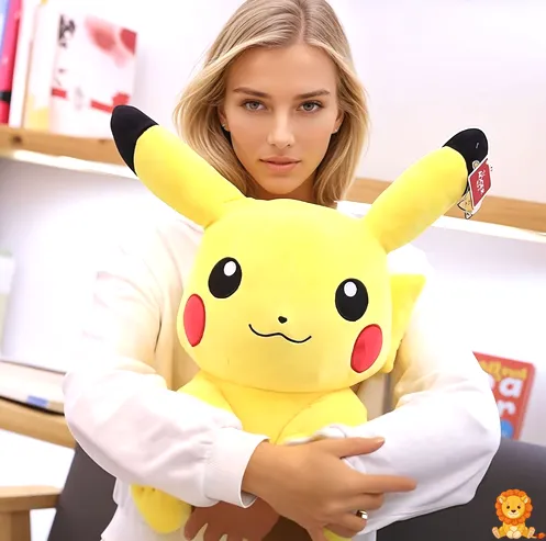 特大サイズのピカチュウのぬいぐるみ。明るい笑顔が特徴で、子供から大人まで癒やされるデザイン。高品質な素材を使用し、抱き心地も抜群。 - View 4