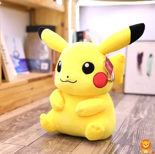 特大サイズのピカチュウのぬいぐるみ。明るい笑顔が特徴で、子供から大人まで癒やされるデザイン。高品質な素材を使用し、抱き心地も抜群。 - View 6