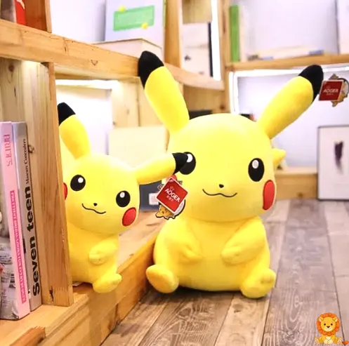 特大サイズのピカチュウのぬいぐるみ。明るい笑顔が特徴で、子供から大人まで癒やされるデザイン。高品質な素材を使用し、抱き心地も抜群。 - View 8