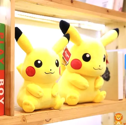 特大サイズのピカチュウのぬいぐるみ。明るい笑顔が特徴で、子供から大人まで癒やされるデザイン。高品質な素材を使用し、抱き心地も抜群。 - View 9