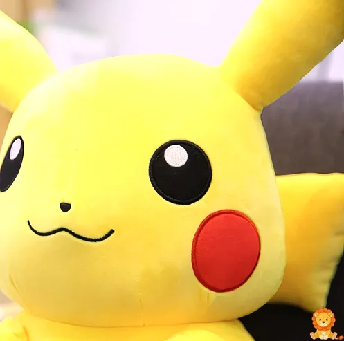 特大サイズのピカチュウのぬいぐるみ。明るい笑顔が特徴で、子供から大人まで癒やされるデザイン。高品質な素材を使用し、抱き心地も抜群。 - View 2