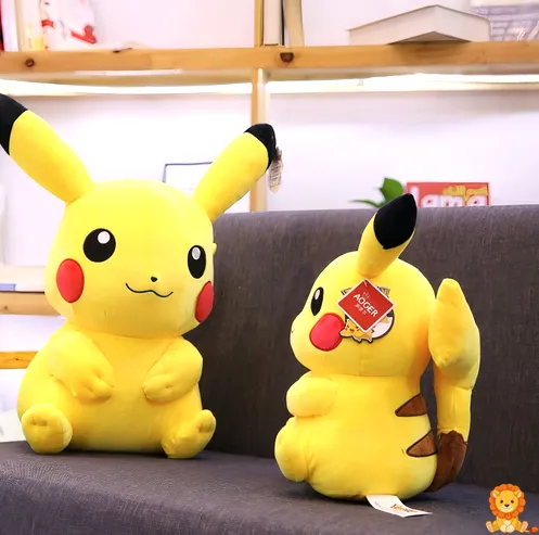 特大サイズのピカチュウのぬいぐるみ。明るい笑顔が特徴で、子供から大人まで癒やされるデザイン。高品質な素材を使用し、抱き心地も抜群。 - View 3