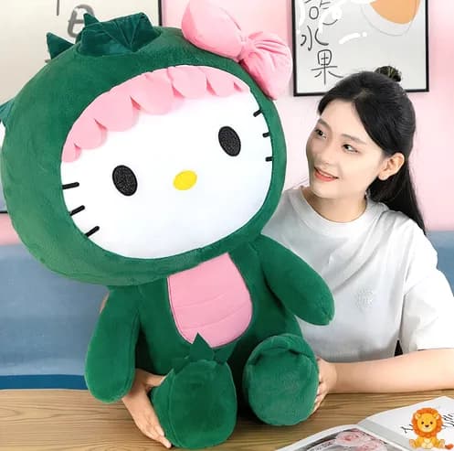 可爱恐龙Hello Kitty毛绒玩具，穿着绿色恐龙服装，柔软舒适，适合儿童和成人，带来无限乐趣。 - View 2