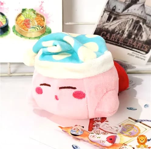 Mavi uyku başlığı takan sevimli Kirby peluş oyuncak, yumuşak dokusu ve tatlı gülümsemesiyle mükemmel bir uyku arkadaşı. - View 2