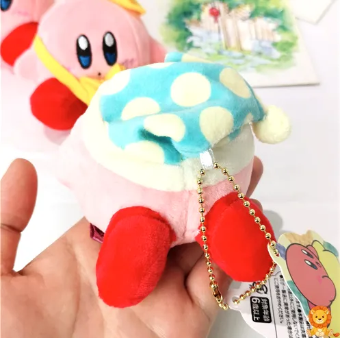 Mavi uyku başlığı takan sevimli Kirby peluş oyuncak, yumuşak dokusu ve tatlı gülümsemesiyle mükemmel bir uyku arkadaşı. - View 3