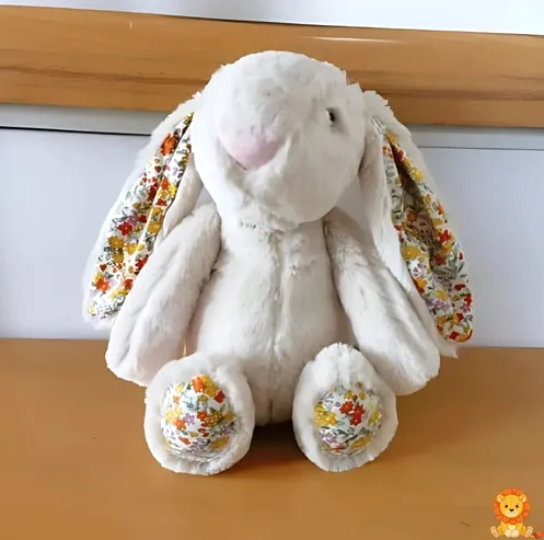 Roztomilý plyšový zajačik s kvetinovými ušami, mäkký plyš, farebné kvetinové uši, ideálny ako darček pre deti a dospelých, prítulný spoločník. - View 3