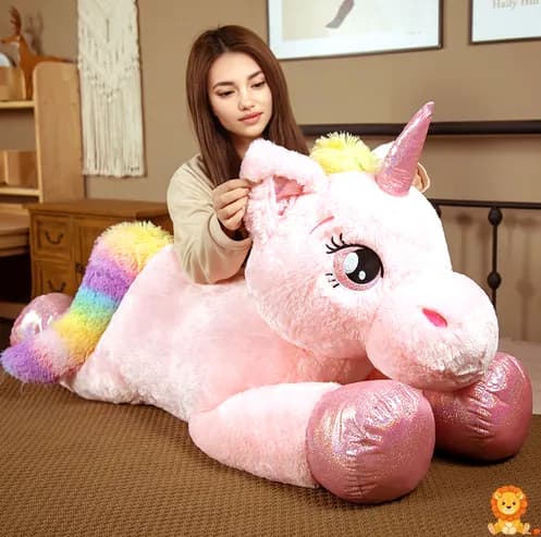 Peluche licorne mignonne berwarna beige, putih, atau merah jambu, dengan saiz 60cm, 80cm, atau 120cm. Unicorn ini mempunyai tanduk berkilauan, mata bersulam, dan diperbuat daripada bahan yang sangat lembut. - View 4