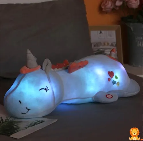 Bantal unicorn bercahaya berwarna putih dengan tanduk emas dan lampu LED lembut, sesuai untuk kanak-kanak dan orang dewasa yang mencari keselesaan dan cahaya malam yang menenangkan. - View 6