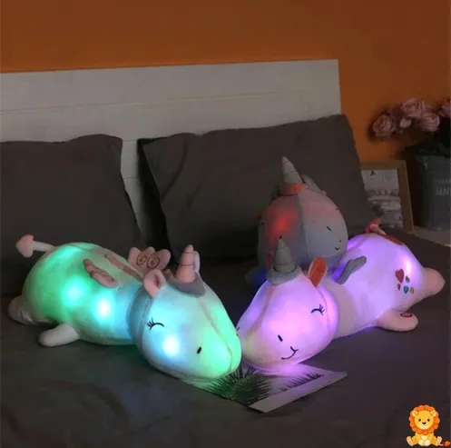 Bantal unicorn bercahaya berwarna putih dengan tanduk emas dan lampu LED lembut, sesuai untuk kanak-kanak dan orang dewasa yang mencari keselesaan dan cahaya malam yang menenangkan. - View 4