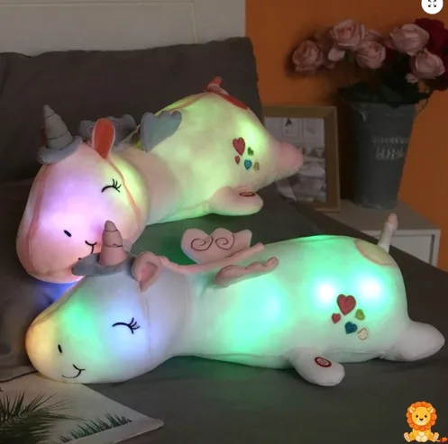 Bantal unicorn bercahaya berwarna putih dengan tanduk emas dan lampu LED lembut, sesuai untuk kanak-kanak dan orang dewasa yang mencari keselesaan dan cahaya malam yang menenangkan. - View 5