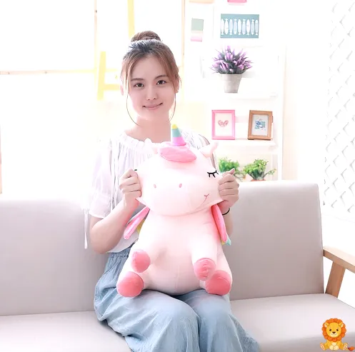 彩虹粉色独角兽毛绒玩具，柔软的毛绒，彩虹色的鬃毛和尾巴，闭着眼睛，可爱的表情，适合拥抱和玩耍。 - View 3