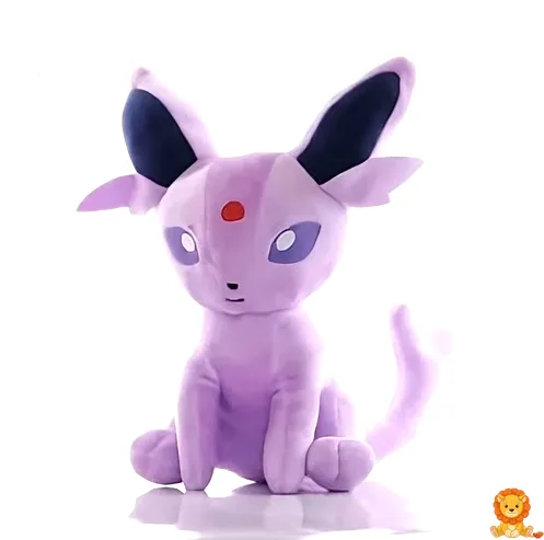 Plyšová hračka Mentali, fialový Pokémon s velkýma ušima a drahokamem na čele, měkká a detailně zpracovaná. - View 2