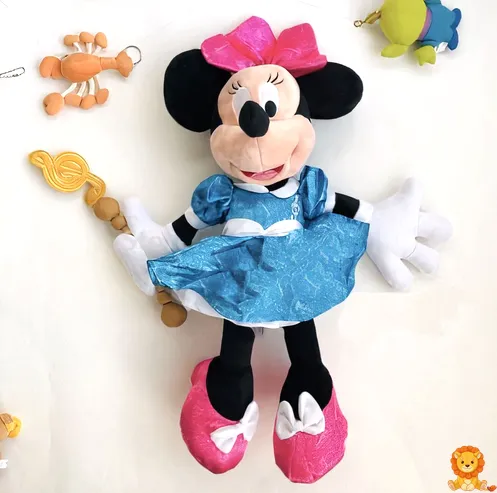 Peluş Minnie Fantasia, pembe ve mor renklerde, parıldayan detaylara sahip, sevimli ve eğlenceli bir oyuncak. - View 2