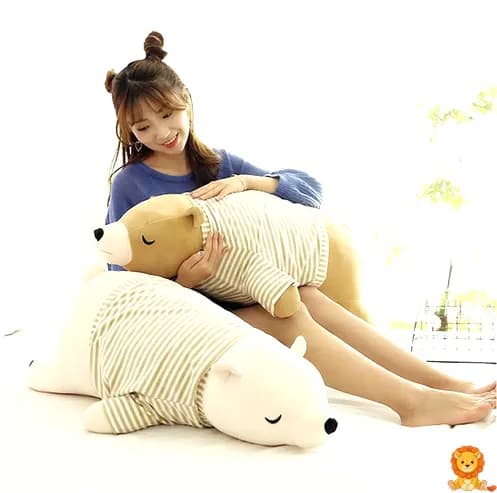 사랑스러운 옷을 입은 흰색 곰 인형, 다양한 색상의 옷, 부드러운 털, 잠자는 듯한 표정, 아이와 어른 모두에게 완벽한 포근한 친구. - View 2