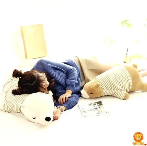 사랑스러운 옷을 입은 흰색 곰 인형, 다양한 색상의 옷, 부드러운 털, 잠자는 듯한 표정, 아이와 어른 모두에게 완벽한 포근한 친구. - View 3