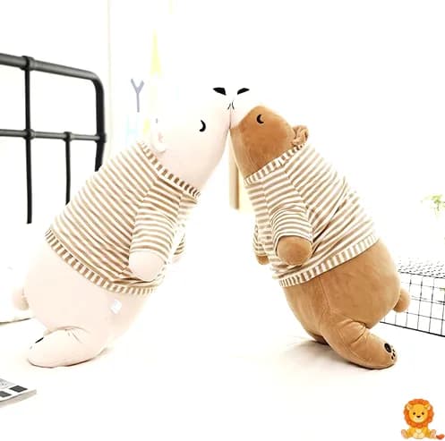 사랑스러운 옷을 입은 흰색 곰 인형, 다양한 색상의 옷, 부드러운 털, 잠자는 듯한 표정, 아이와 어른 모두에게 완벽한 포근한 친구. - View 4