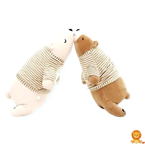사랑스러운 옷을 입은 흰색 곰 인형, 다양한 색상의 옷, 부드러운 털, 잠자는 듯한 표정, 아이와 어른 모두에게 완벽한 포근한 친구. - View 1