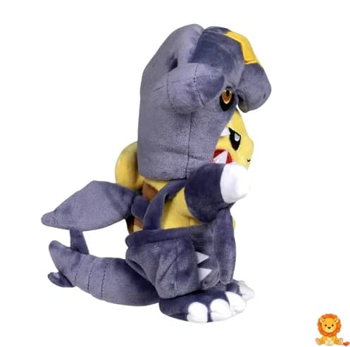 ギャラドスのコスチュームを着たピカチュウのぬいぐるみ。鮮やかな色使いで、細部まで丁寧に作られています。ポケモンファンに最適です。 - View 5