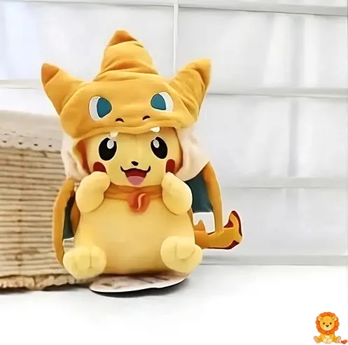 リザードンのコスチュームを着た愛らしいピカチュウのぬいぐるみ。鮮やかなオレンジ色で、ピカチュウの愛らしさを引き立てています。 - View 5