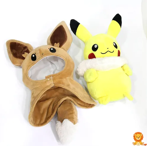 Plyšový Pikachu v kostýmu Eevee, sedící a usmívající se, detailní provedení kostýmu, měkký materiál, ideální pro mazlení a dekoraci. - View 2