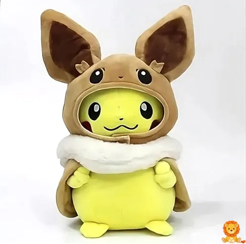 Plyšový Pikachu v kostýmu Eevee, sedící a usmívající se, detailní provedení kostýmu, měkký materiál, ideální pro mazlení a dekoraci. - View 3